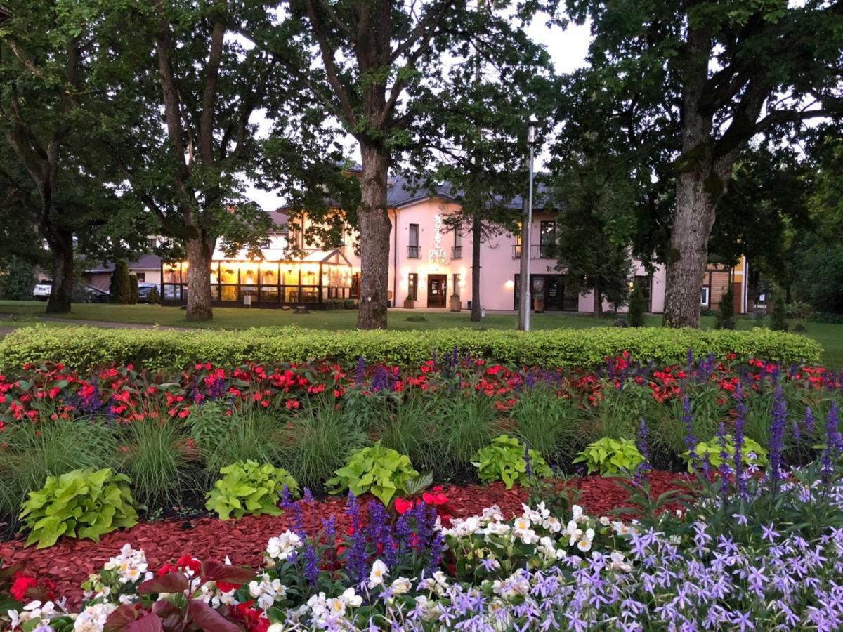 Hotel Pils With Self-Check In Sigulda Bagian luar foto